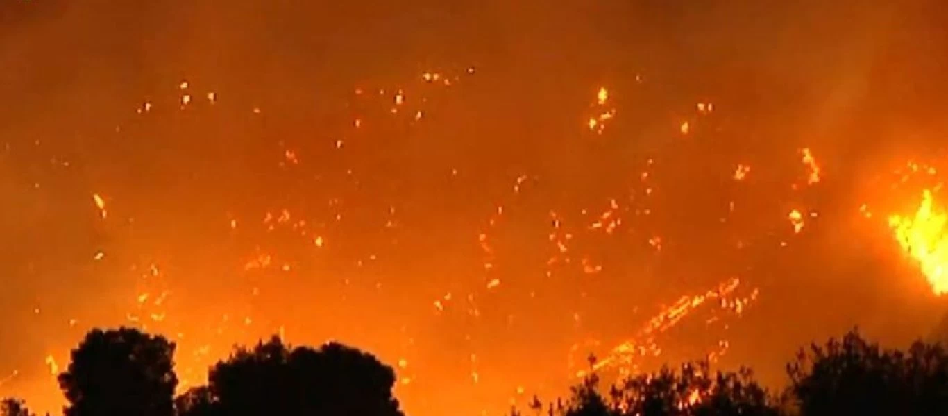 Στις φλόγες η Εύβοια: Μάχη για την Ιστιαία- Σκάφη παραλαμβάνουν πυρόπληκτους στα Βασιλικά (upd3)